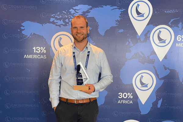 Dustin Burghardt hält ZUFALLs Sustainability Award 2026